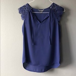 Express Top with crochet lace sleeves XS